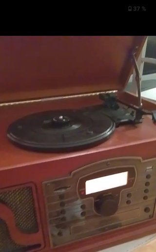 Lettore musicale vintage con molteplici funzioni