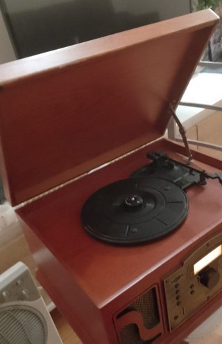 Lettore musicale vintage con molteplici funzioni