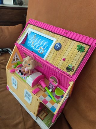 Casita de muñecas rosa y amarilla