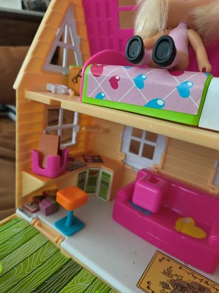Casita de muñecas rosa y amarilla