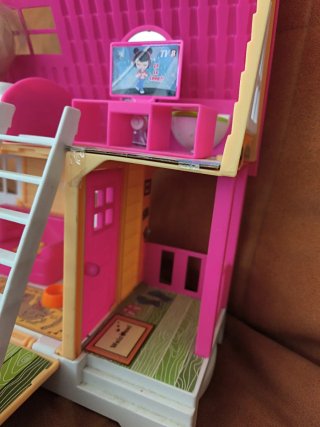 Casita de muñecas rosa y amarilla
