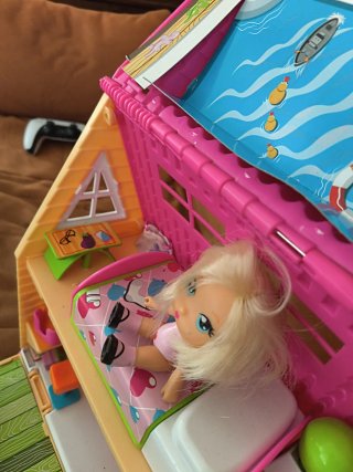 Casita de muñecas rosa y amarilla
