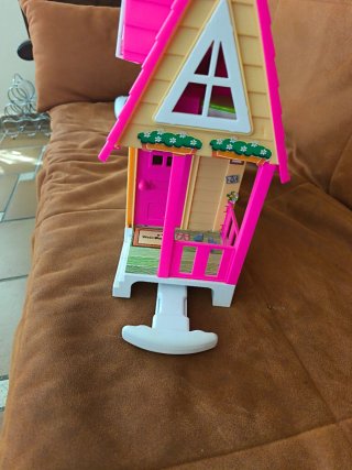 Casita de muñecas rosa y amarilla