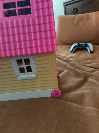 Casita de muñecas rosa y amarilla