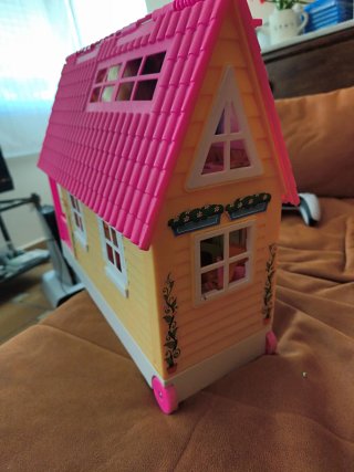 Casita de muñecas rosa y amarilla