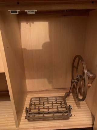 Máquina de coser singer con mueble decorativo