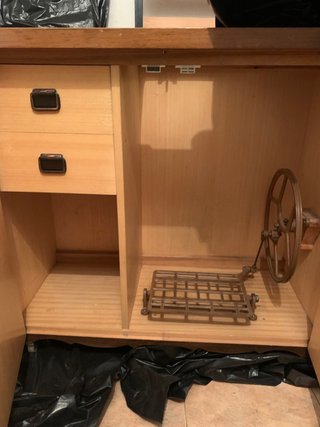 Máquina de coser singer con mueble decorativo