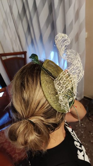 Tocado verde con pedrería y plumas