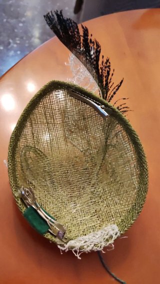 Tocado verde con pedrería y plumas