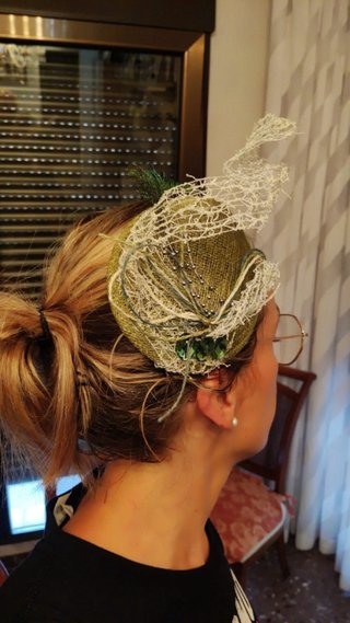 Tocado verde con pedrería y plumas