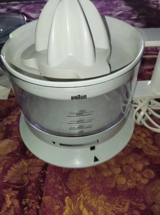 Exprimidor Braun y báscula cocina