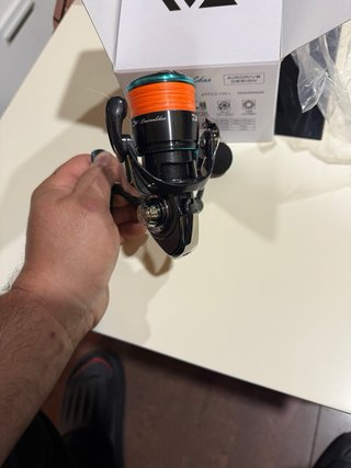 Carrete Daiwa 2500S-H Spinning Eging