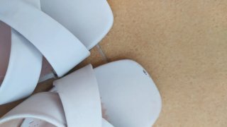 Sandalias tacón cruzadas crema