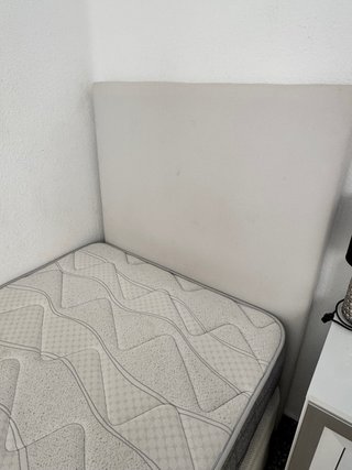 Canapé von cabezero i colchon Gris i blanco