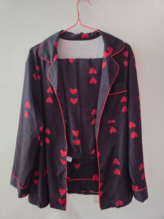 Pijama negro con corazones rojos