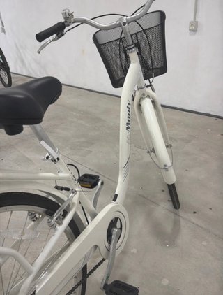 Bicicleta urbana blanca con cesta