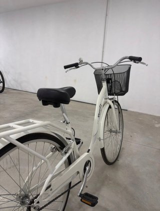 Bicicleta urbana blanca con cesta