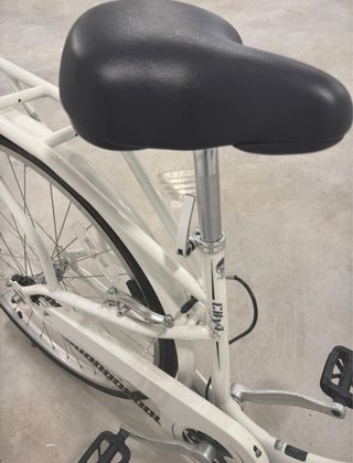 Bicicleta urbana blanca con cesta