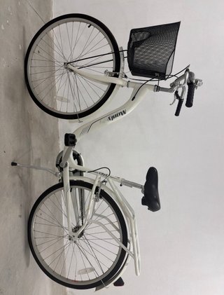 Bicicleta urbana blanca con cesta