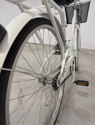 Bicicleta urbana blanca con cesta