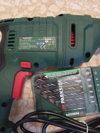 Taladro percutor Parkside con brocas