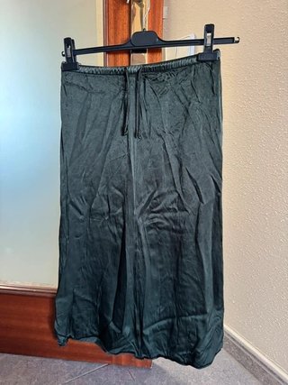 Falda verde satinada