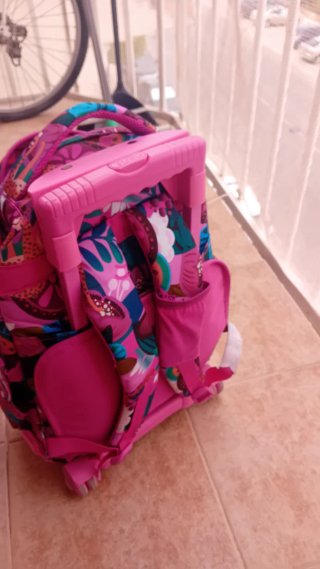 Mochila con ruedas y estampado floral .