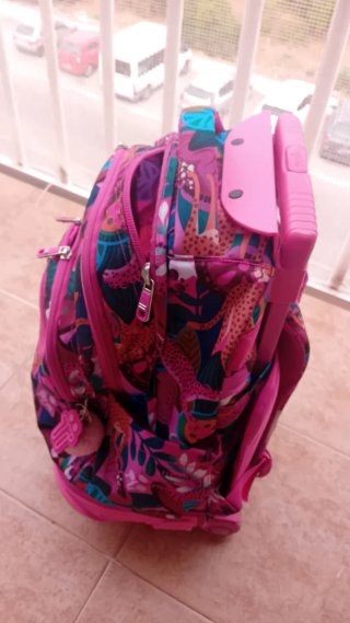 Mochila con ruedas y estampado floral .