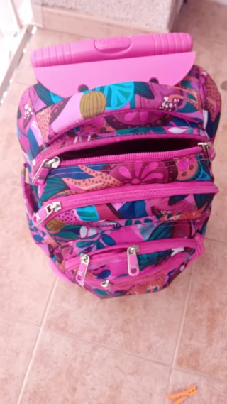 Mochila con ruedas y estampado floral .