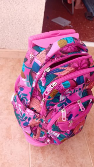 Mochila con ruedas y estampado floral .