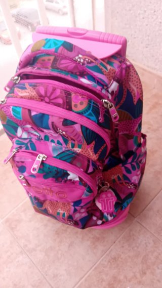 Mochila con ruedas y estampado floral .
