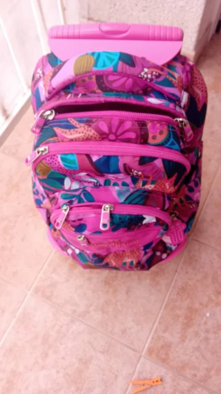 Mochila con ruedas y estampado floral .
