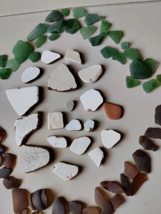 Vetri e ceramiche levigati dal mare
