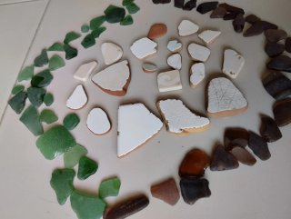 Vetri e ceramiche levigati dal mare