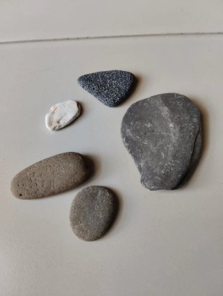 Vetri e ceramiche levigati dal mare