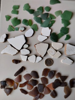Vetri e ceramiche levigati dal mare
