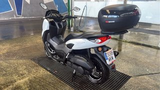 Yamaha NMAX Maxi Scooter Gris/Blanco