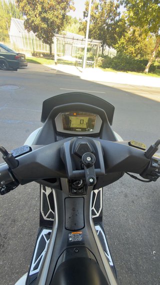Yamaha NMAX Maxi Scooter Gris/Blanco