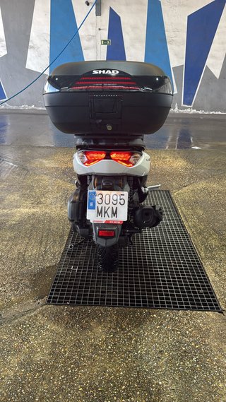 Yamaha NMAX Maxi Scooter Gris/Blanco