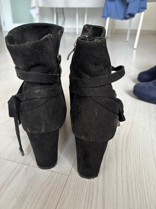 Botines negros con cremallera y tacón