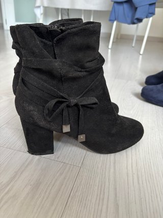 Botines negros con cremallera y tacón