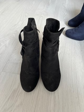 Botines negros con cremallera y tacón