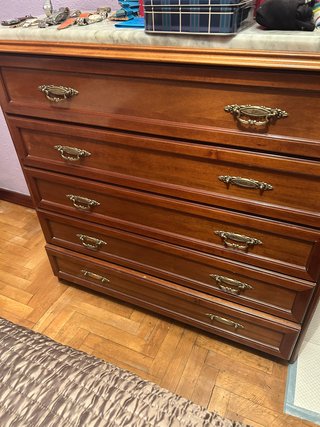 Cómoda de madera con tiradores dorados