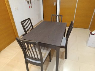 Mesa de comedor con 4 sillas