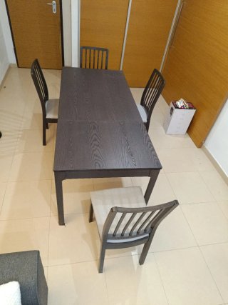 Mesa de comedor con 4 sillas
