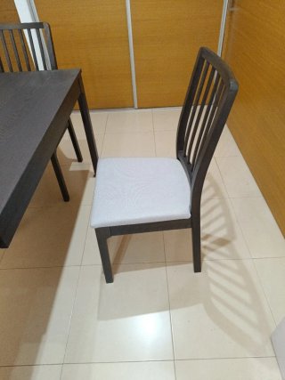 Mesa de comedor con 4 sillas
