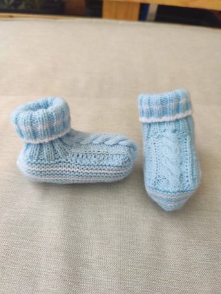Patucos de punto hechos a mano azul y blanco