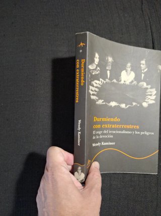 Wendy Kaminer. Durmiendo con extraterrestres