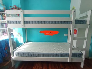 Litera blanca con colchones
