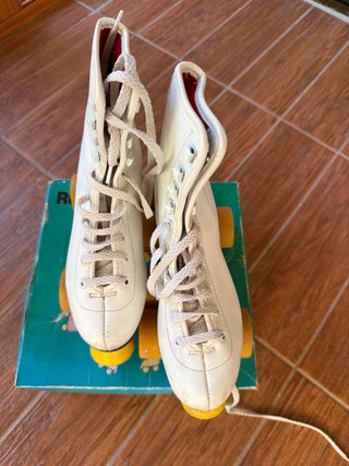 Patines 4 ruedas blancos bien cuidados